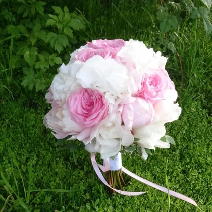Букет невесты из белых гортензий и розовых пионовидных роз